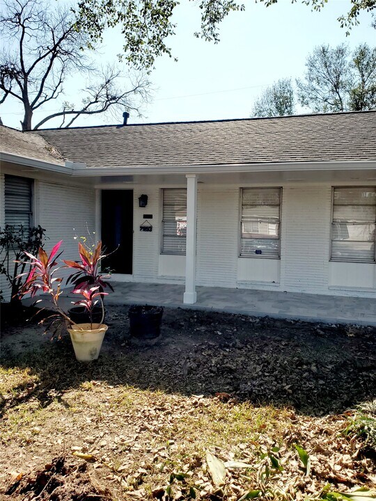 7953 Ridgeview Dr in Houston, TX - Building Photo