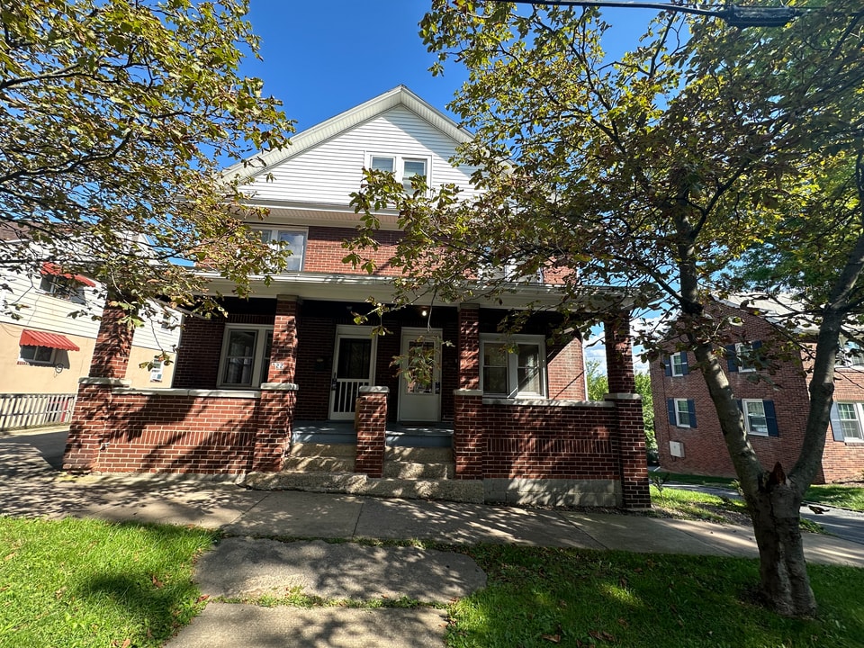 120 E Hamilton Ave in State College, PA - Foto de edificio