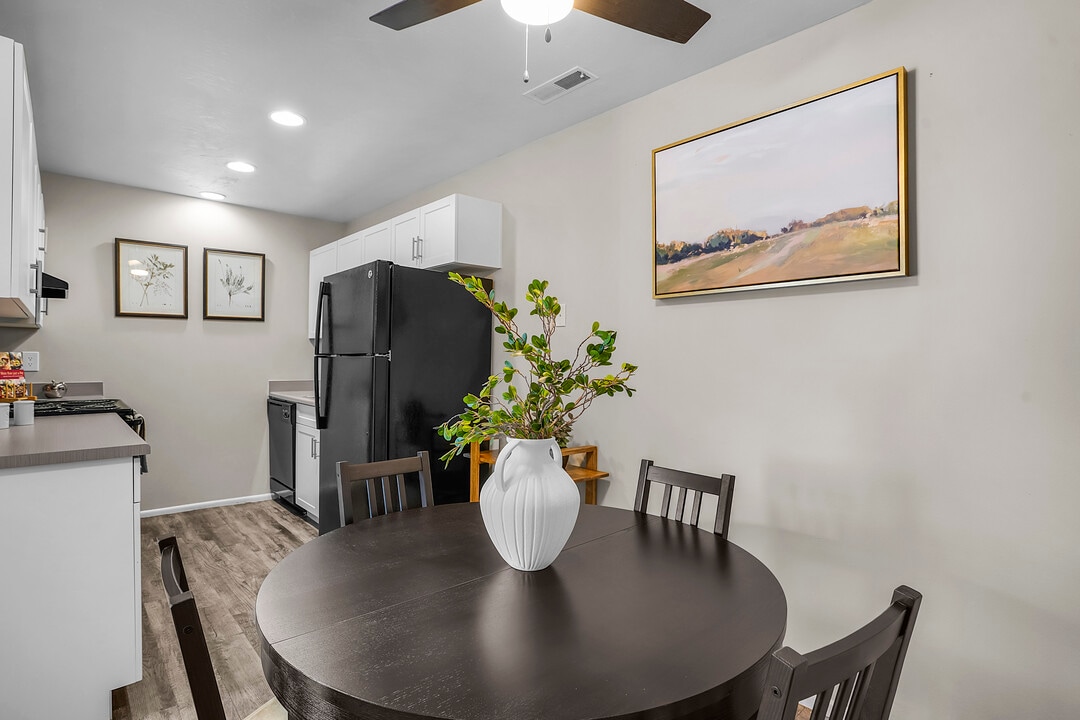 Mountain Shadows in Salt Lake City, UT - Foto de edificio