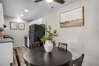 Mountain Shadows in Salt Lake City, UT - Foto de edificio - Building Photo