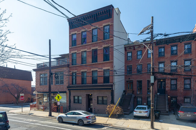 515 Manila St in Jersey City, NJ - Foto de edificio - Building Photo