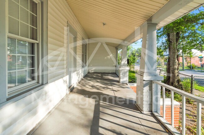 2056 Moncrief Rd in Jacksonville, FL - Building Photo - Building Photo