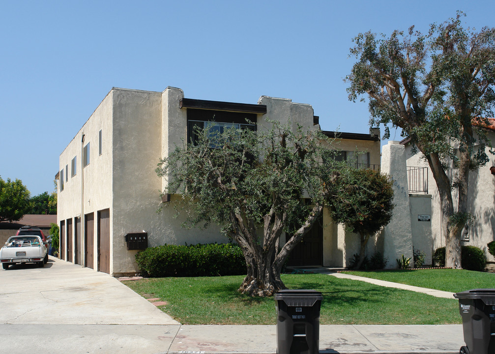 16471 Waterway Cir in Huntington Beach, CA - Building Photo