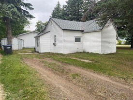 140 6 St NW in Carman, MB - Building Photo