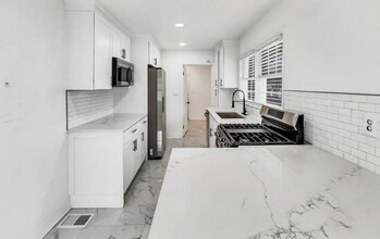 136 Victor Cir NW in Atlanta, GA - Building Photo - Building Photo
