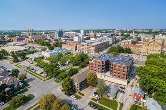 490 Iowa Ave, Unit 5 in Iowa City, IA - Foto de edificio - Building Photo