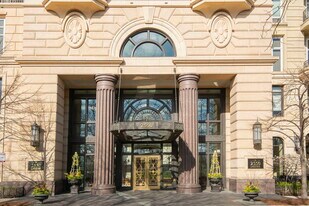 2550 N Lakeview Ave, Unit 2205 in Chicago, IL - Building Photo