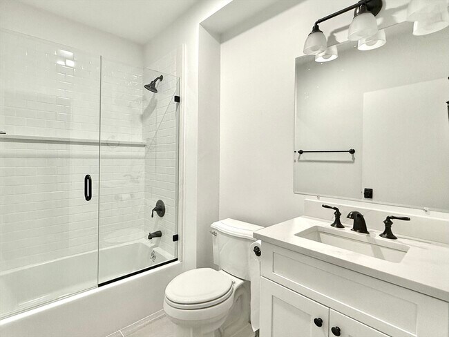 165 Everett St, Unit #1 in Boston, MA - Building Photo - Building Photo