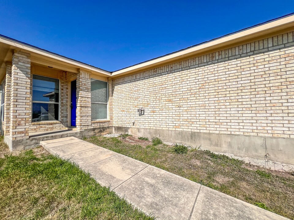 130 Long Ln in Canyon Lake, TX - Building Photo