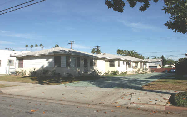 24-28 N Bushnell Ave in Alhambra, CA - Building Photo