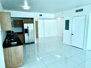 350 S Miami Ave, Unit 1907 in Miami, FL - Foto de edificio - Building Photo