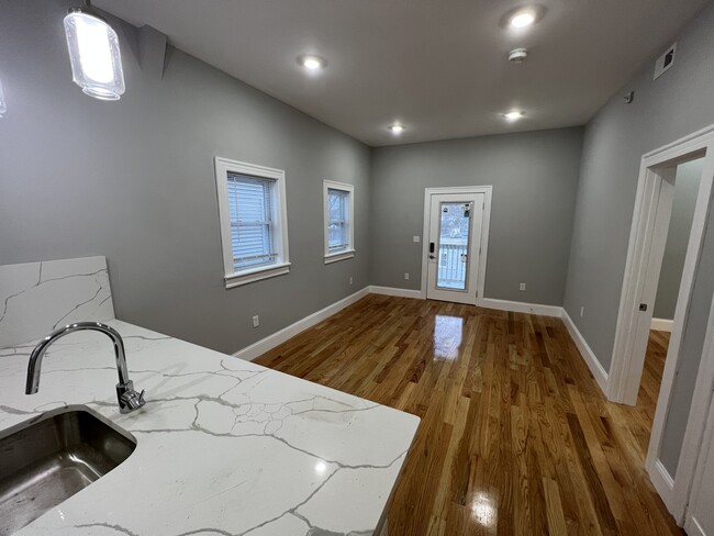 15 Harold St, Unit 1 in Somerville, MA - Foto de edificio - Building Photo