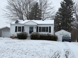 147 S Surry Rd in East Liverpool, OH - Building Photo