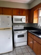 71 Linnmore Dr in Manchester, CT - Building Photo - Building Photo