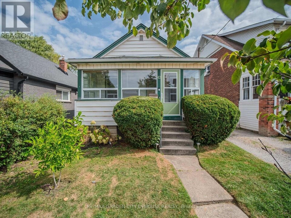42 Grantham Ave S in St Catharines, ON - Building Photo