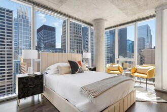 215 W Lake St in Chicago, IL - Building Photo - Building Photo