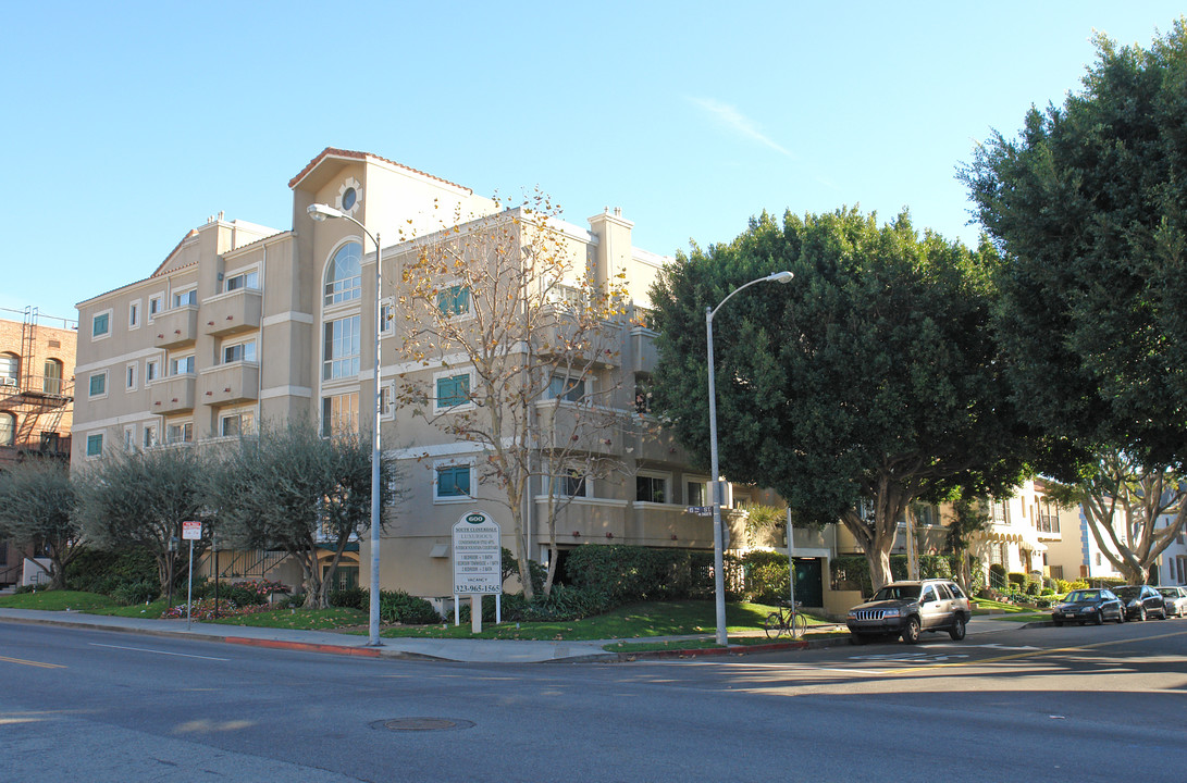 Cloverdale Apartments in Los Angeles, CA - Building Photo