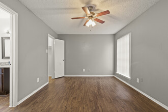 Stoneleigh Place in Garland, TX - Building Photo - Interior Photo