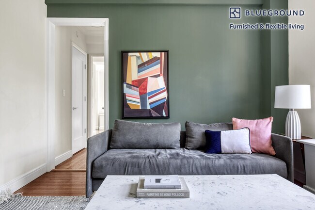 210 W 70th St in New York, NY - Building Photo - Building Photo