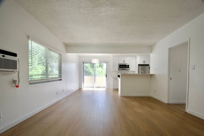 5652 Colfax Ave in Los Angeles, CA - Building Photo - Building Photo