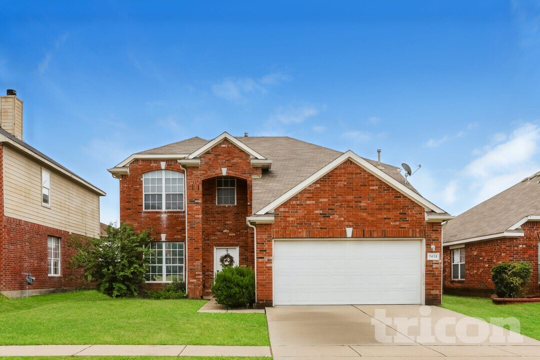 7415 Cresswell Dr in Arlington, TX - Foto de edificio