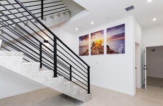7107 NE 4th Ct in Miami, FL - Building Photo