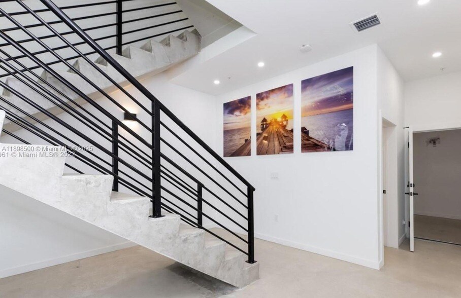 7107 NE 4th Ct in Miami, FL - Building Photo