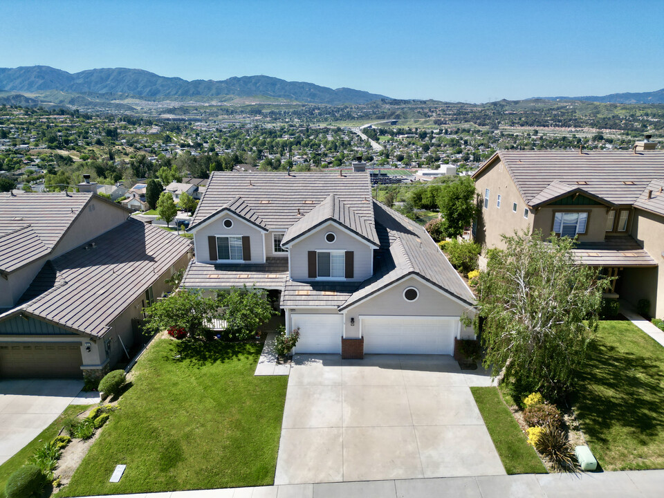 19114 Olympic Crest Dr in Santa Clarita, CA - Building Photo