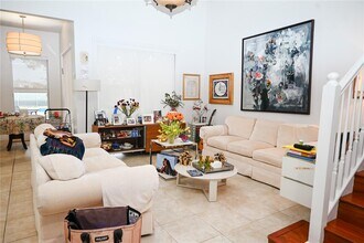 1621 Diplomat Dr in Miami, FL - Building Photo - Building Photo