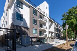 14825 Delano St in Los Angeles, CA - Building Photo