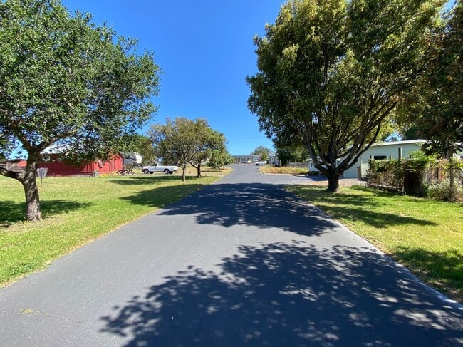 150 Eugenia Dr in Petaluma, CA - Building Photo - Building Photo