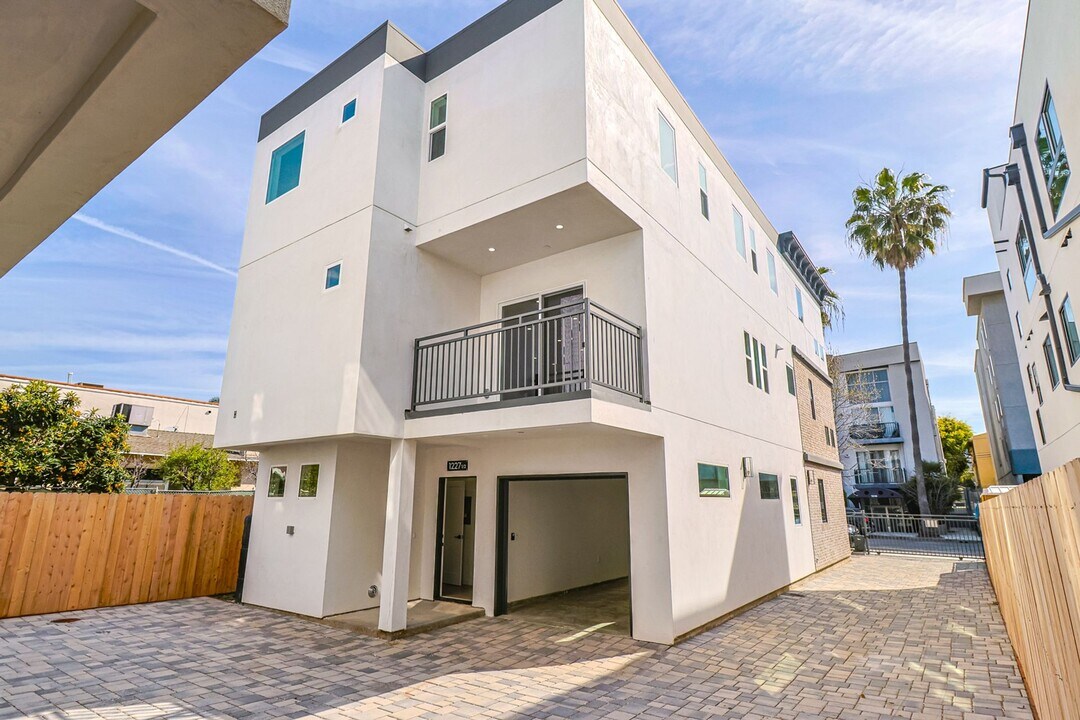 1227 N June St in Los Angeles, CA - Building Photo