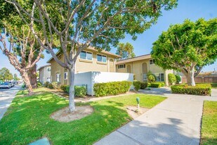 9582 Pettswood Dr in Huntington Beach, CA - Building Photo