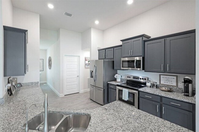 605 NW 18th Pl in Cape Coral, FL - Building Photo - Building Photo