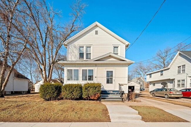 841 Cherry St, Unit A in Oshkosh, WI - Building Photo - Building Photo