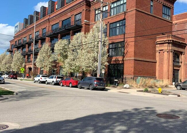 600 Broadway Ave NW, Unit Apt 229 in Grand Rapids, MI - Building Photo - Building Photo