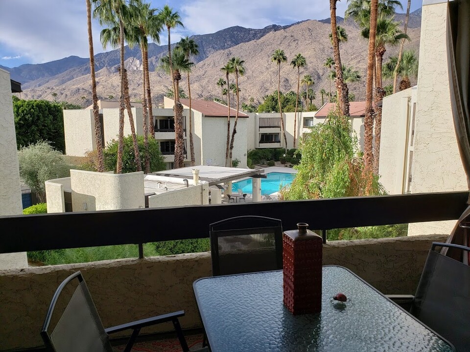 1552 S Camino Real, Unit 328 in Palm Springs, CA - Building Photo