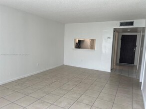 488 NW 165th St in Miami, FL - Building Photo - Building Photo