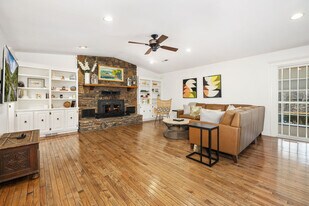 8442 E McNelly Rd in Bentonville, AR - Building Photo