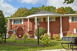 Longbranch Park Apartments in Liverpool, NY - Foto de edificio - Building Photo