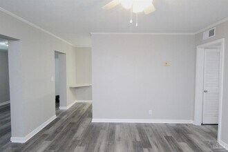 6861 Melanie Dr in Pensacola, FL - Foto de edificio - Building Photo