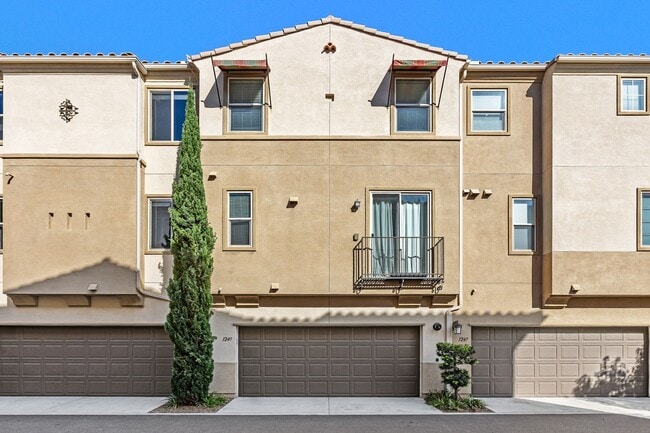 1249 Via Lucero in Oceanside, CA - Foto de edificio - Building Photo