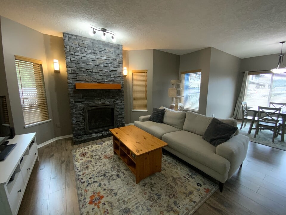 936 Starling Pl in Victoria, BC - Building Photo