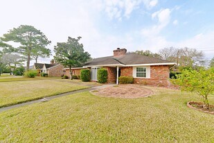 5822 W Bellfort Ave in Houston, TX - Building Photo
