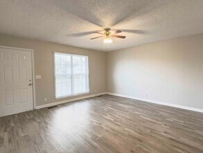 1012 Cooper Dr in Oak Grove, KY - Building Photo - Building Photo