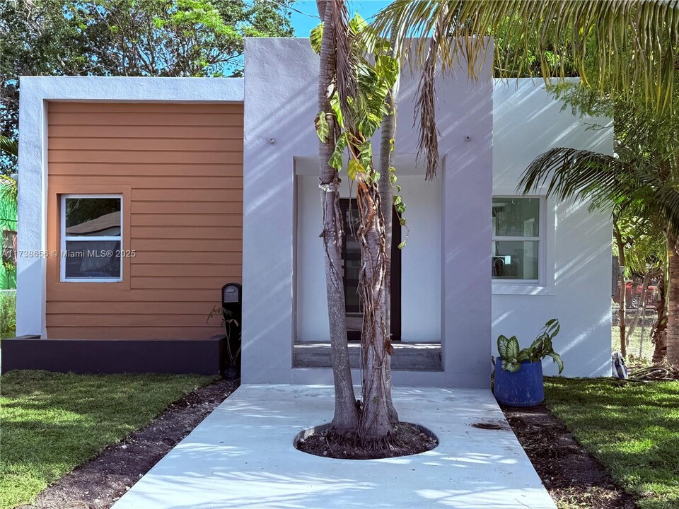 1160 NW 37th St in Miami, FL - Building Photo