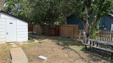 1802 E University Ave in Georgetown, TX - Foto de edificio - Building Photo