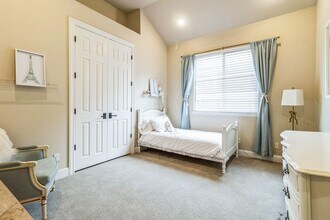 10602 N Oak Hill Cir in Fresno, CA - Building Photo - Building Photo