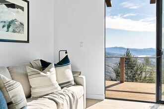 1325 Crestmont Dr in Angwin, CA - Building Photo - Building Photo