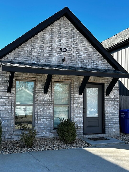 420 N F St in Rogers, AR - Building Photo